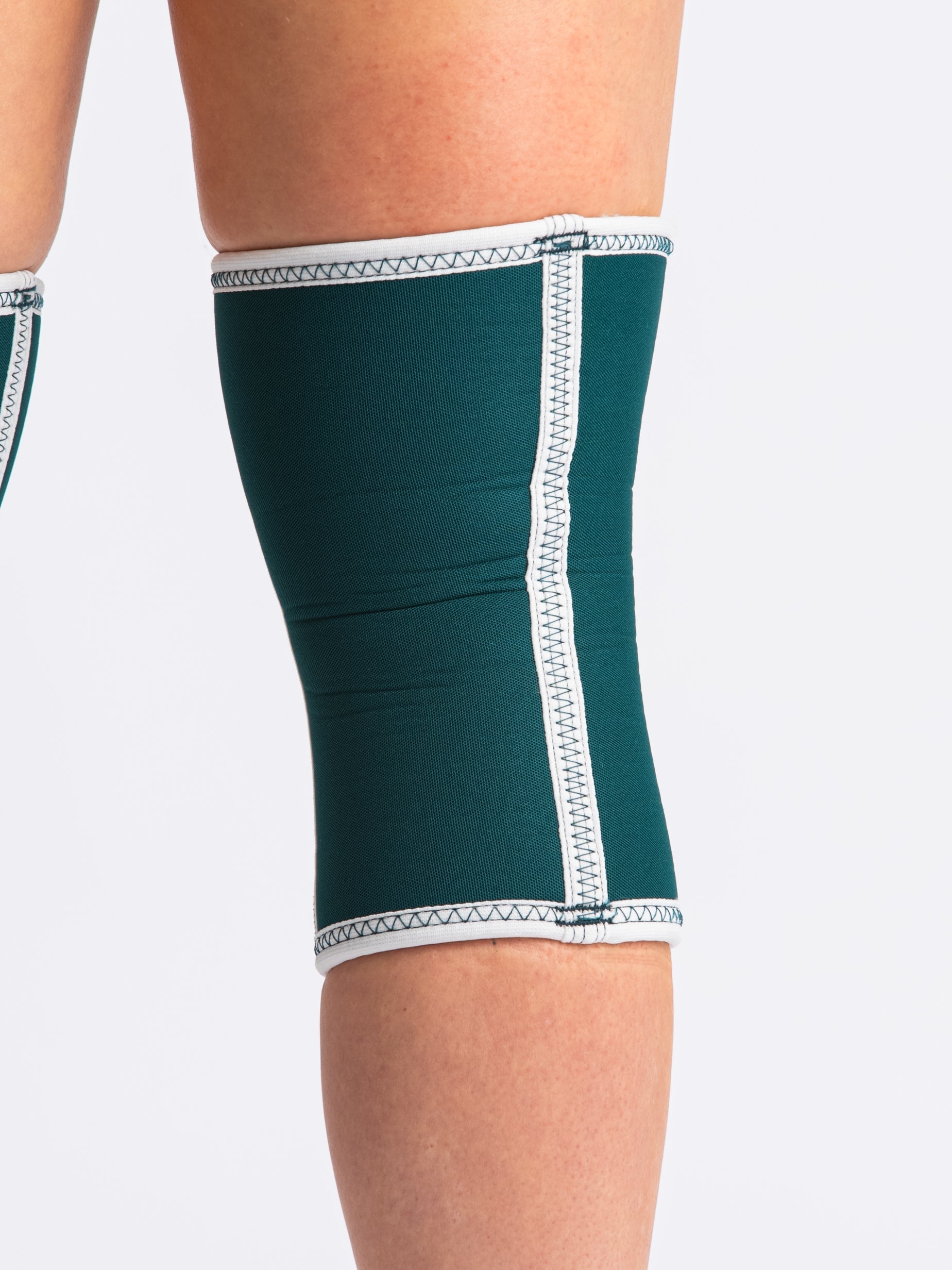 Close-up of A7 Hourglass Knee Sleeves – Emerald Forás, displaying double-stitched seams.
