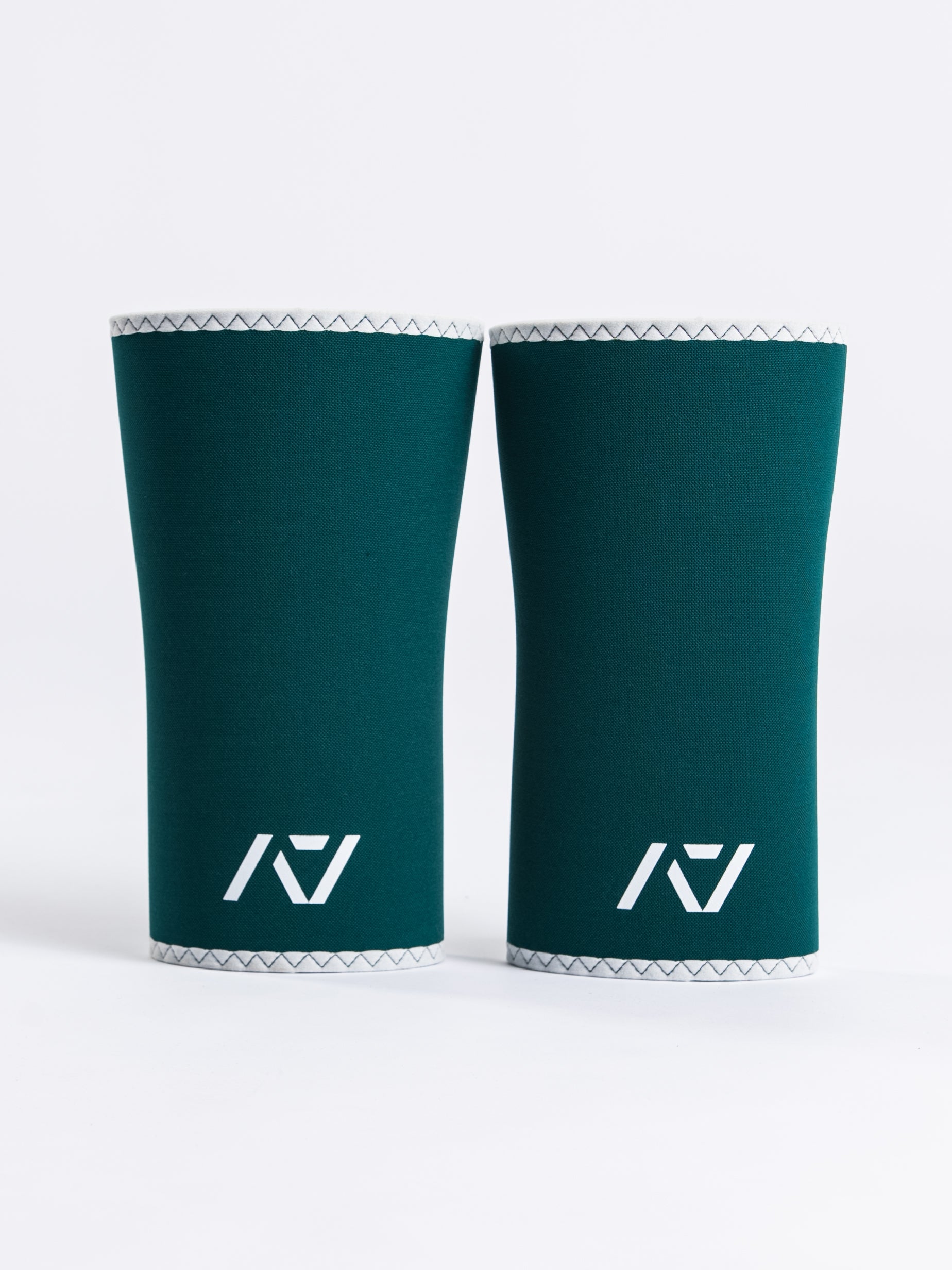Close-up of A7 Hourglass Knee Sleeves – Emerald Forás, displaying double-stitched seams and 7mm neoprene thickness.